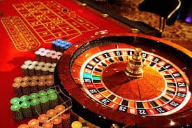 Ilustrasi pengguna menjelajah berbagai permainan casino dan sport di layar smartphone